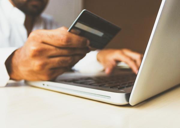 Near-Field E-Commerce: The Convergence of Online and Offline Retail for Instant Gratification