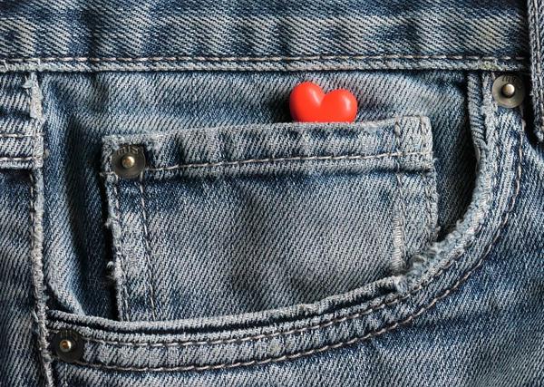 The Memory Bias in Group Identity: How the Remembering Self Distorts Ingroup Favoritism