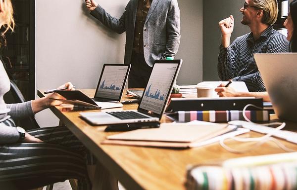 When the Job Description Says “Everything” – How Role Ambiguity Erodes Team Efficiency from the Inside