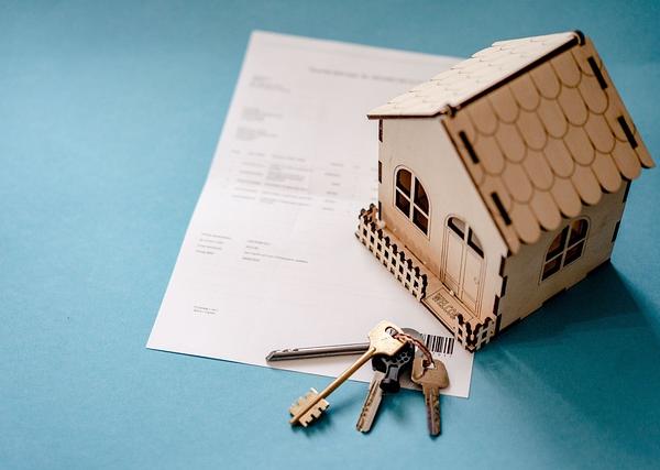 Property Right Constraints and Transaction Efficiency of Outcome‑Based Funding Mechanisms