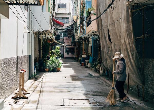Neighborhood Identity and Youth Belonging: Cultural Reconstruction in Stigmatized Urban Communities